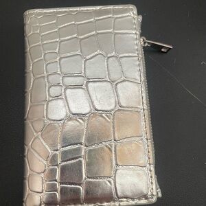 Silver women’s small wallet with zipper never used